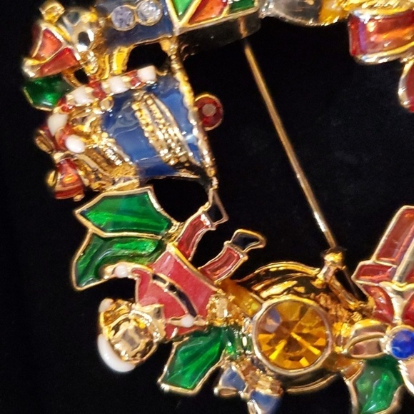 Avon 2010 Collectible Holiday Wreath Pin - Picture 2 of 6